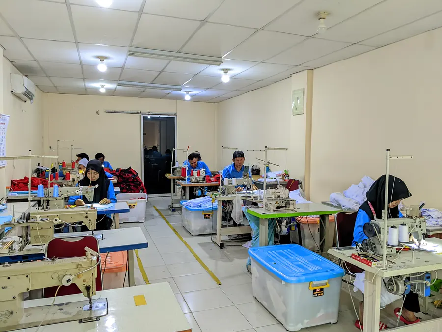 Ruang produksi dengan deretan mesin jahit