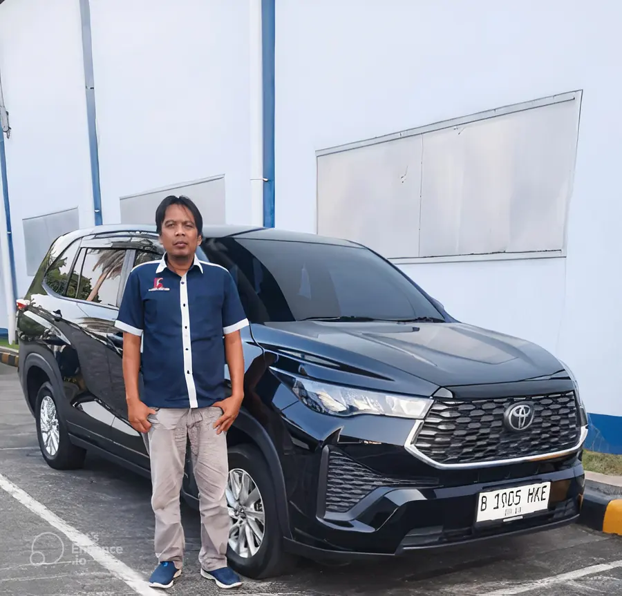 Driver profesional bersama kendaraan operasional