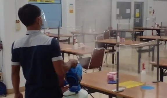Petugas kebersihan di area kerja