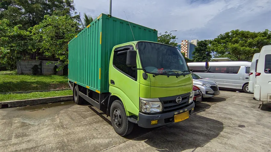 Truk operasional