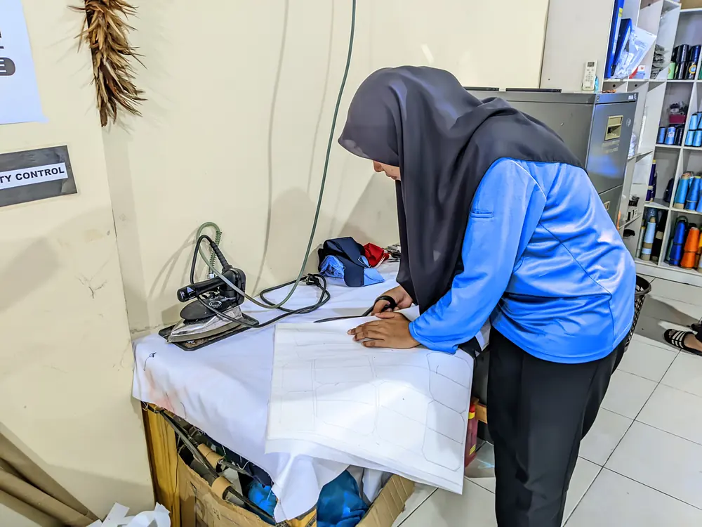 Proses pembuatan pola pakaian di tempat produksi PT Surya Abadi Raya